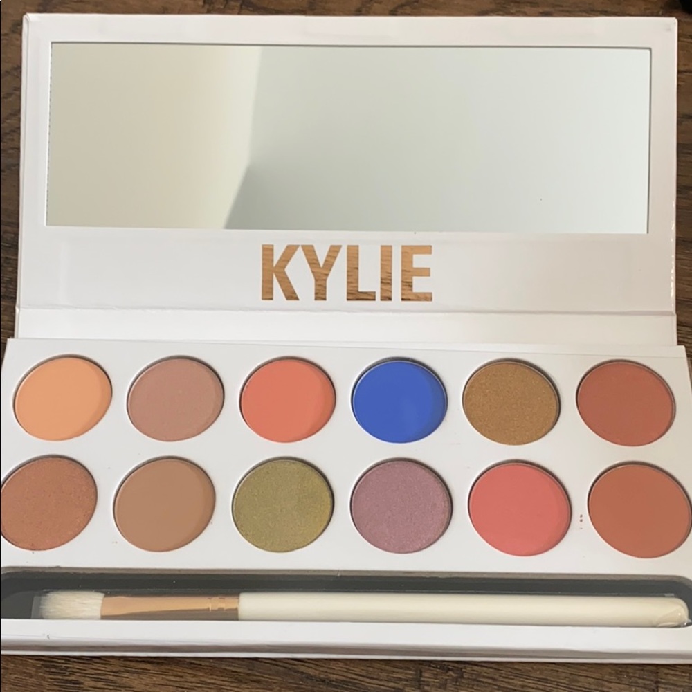 Kylie Cosmetics the royal peach eyeshadow palette